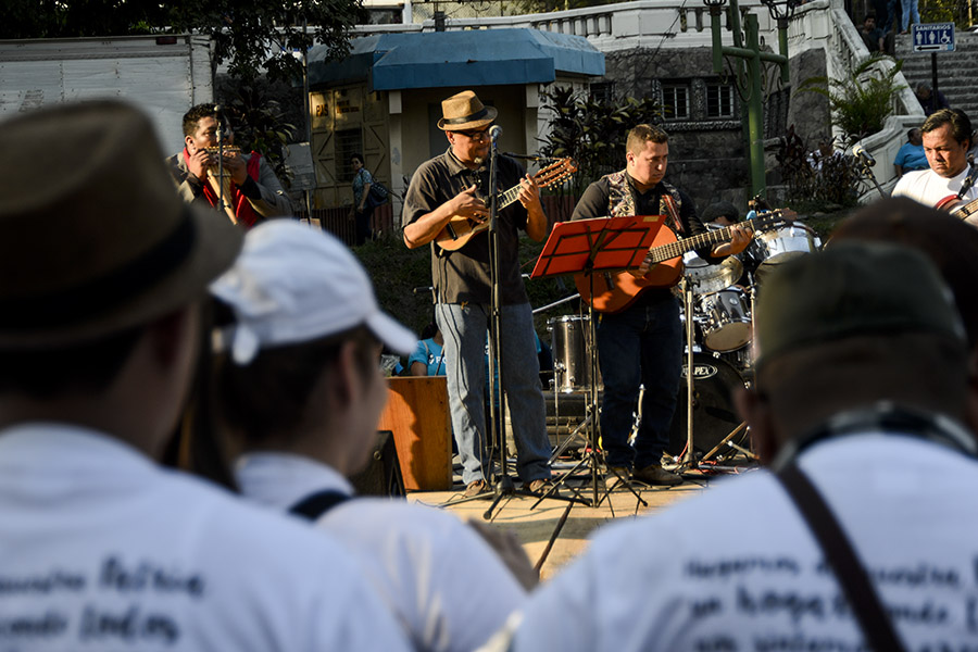 Cientos de feligreses católicos conmemoraron el aniversario número 37 del martirio de monseñorÓscar Arnulfo Romero con una peregrinación hacia la plaza al Divino Salvador del Mundo.