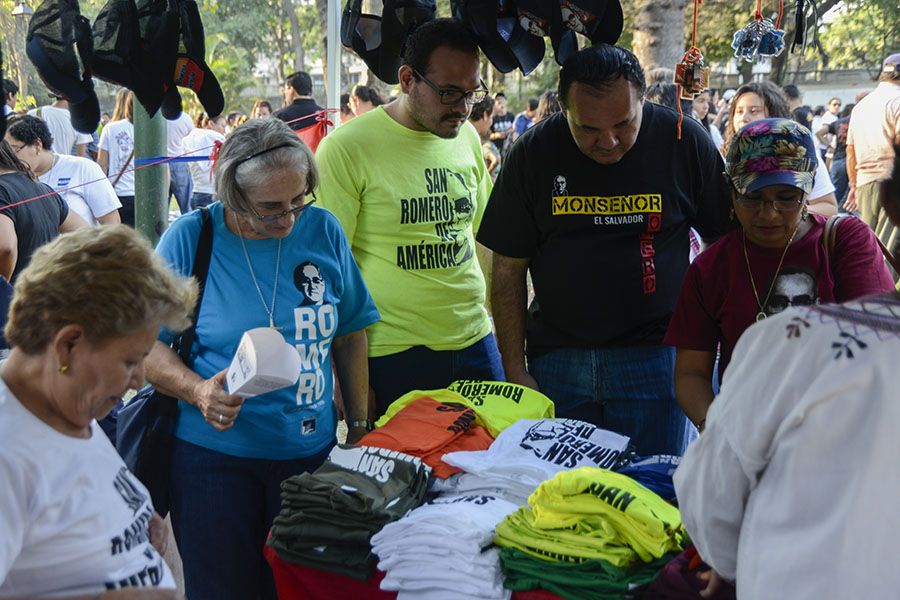 Cientos de feligreses católicos conmemoraron el aniversario número 37 del martirio de monseñorÓscar Arnulfo Romero con una peregrinación hacia la plaza al Divino Salvador del Mundo.