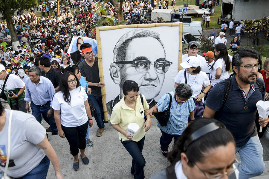 Cientos de feligreses católicos conmemoraron el aniversario número 37 del martirio de monseñorÓscar Arnulfo Romero con una peregrinación hacia la plaza al Divino Salvador del Mundo.