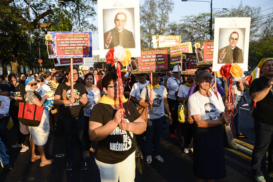 Cientos de feligreses católicos conmemoraron el aniversario número 37 del martirio de monseñorÓscar Arnulfo Romero con una peregrinación hacia la plaza al Divino Salvador del Mundo.