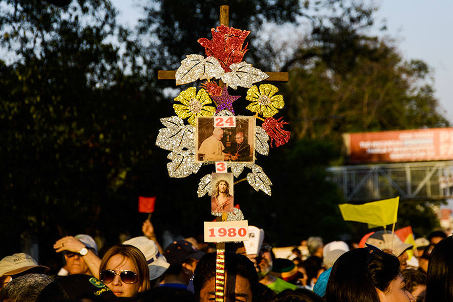 Cientos de feligreses católicos conmemoraron el aniversario número 37 del martirio de monseñorÓscar Arnulfo Romero con una peregrinación hacia la plaza al Divino Salvador del Mundo.