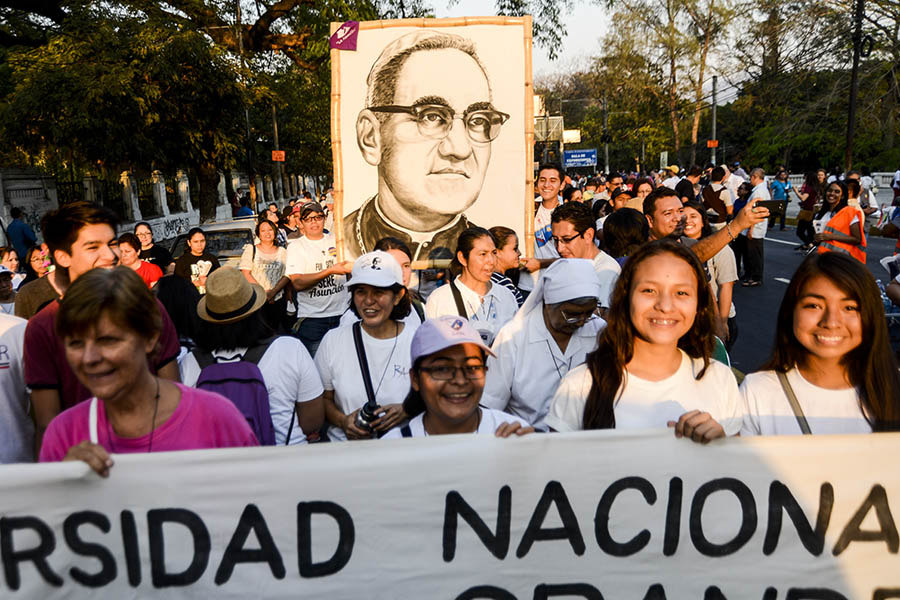 Cientos de feligreses católicos conmemoraron el aniversario número 37 del martirio de monseñorÓscar Arnulfo Romero con una peregrinación hacia la plaza al Divino Salvador del Mundo.