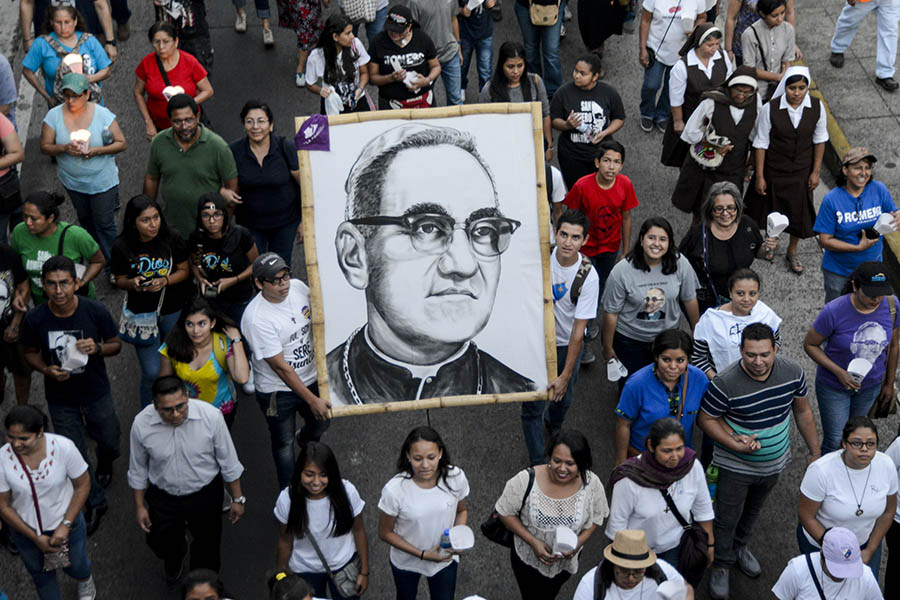 Cientos de feligreses católicos conmemoraron el aniversario número 37 del martirio de monseñorÓscar Arnulfo Romero con una peregrinación hacia la plaza al Divino Salvador del Mundo.