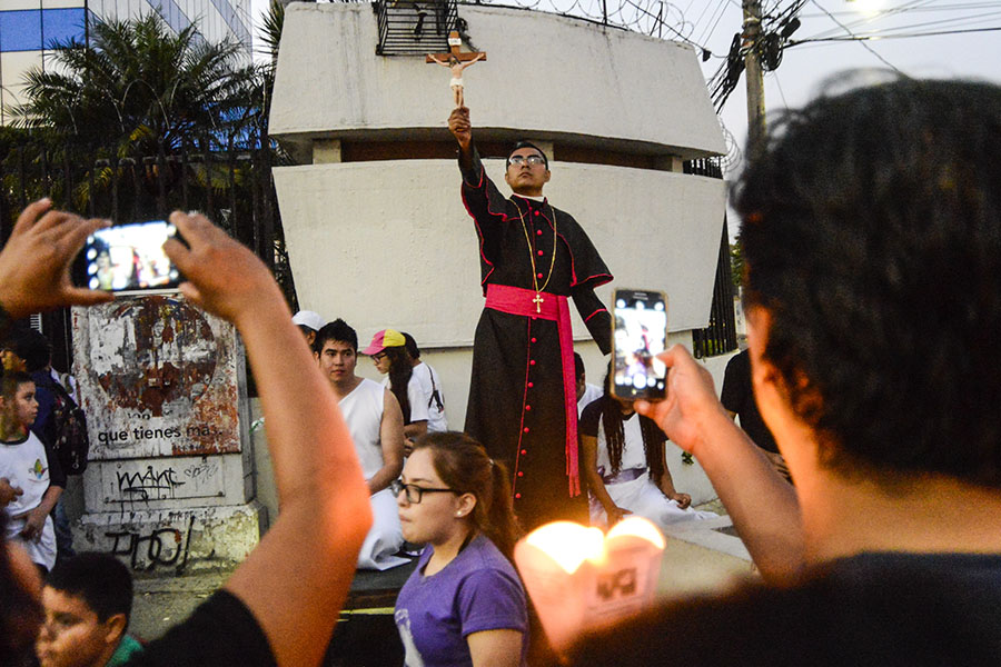 Cientos de feligreses católicos conmemoraron el aniversario número 37 del martirio de monseñorÓscar Arnulfo Romero con una peregrinación hacia la plaza al Divino Salvador del Mundo.