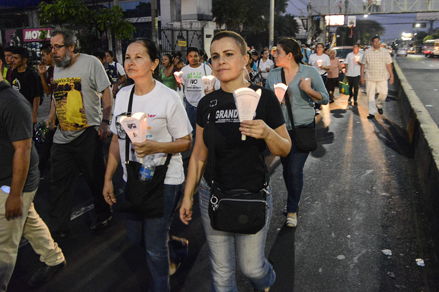 Vanda Pignato, secretaria de Inclusión Socia,l marchó junto con cientos de feligreses católicos que conmemoraron el aniversario número 37 del martirio de monseñorÓscar Arnulfo Romero con una peregrinación hacia la plaza al Divino Salvador del Mundo.