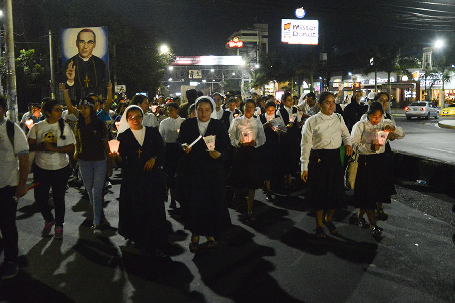 Cientos de feligreses católicos conmemoraron el aniversario número 37 del martirio de monseñorÓscar Arnulfo Romero con una peregrinación hacia la plaza al Divino Salvador del Mundo.