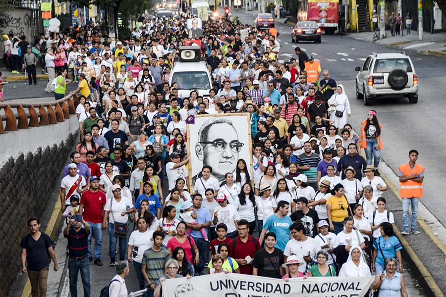 Cientos de feligreses católicos conmemoraron el aniversario número 37 del martirio de monseñorÓscar Arnulfo Romero con una peregrinación hacia la plaza al Divino Salvador del Mundo.