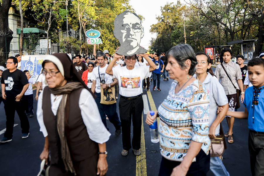 Cientos de feligreses católicos conmemoraron el aniversario número 37 del martirio de monseñorÓscar Arnulfo Romero con una peregrinación hacia la plaza al Divino Salvador del Mundo.