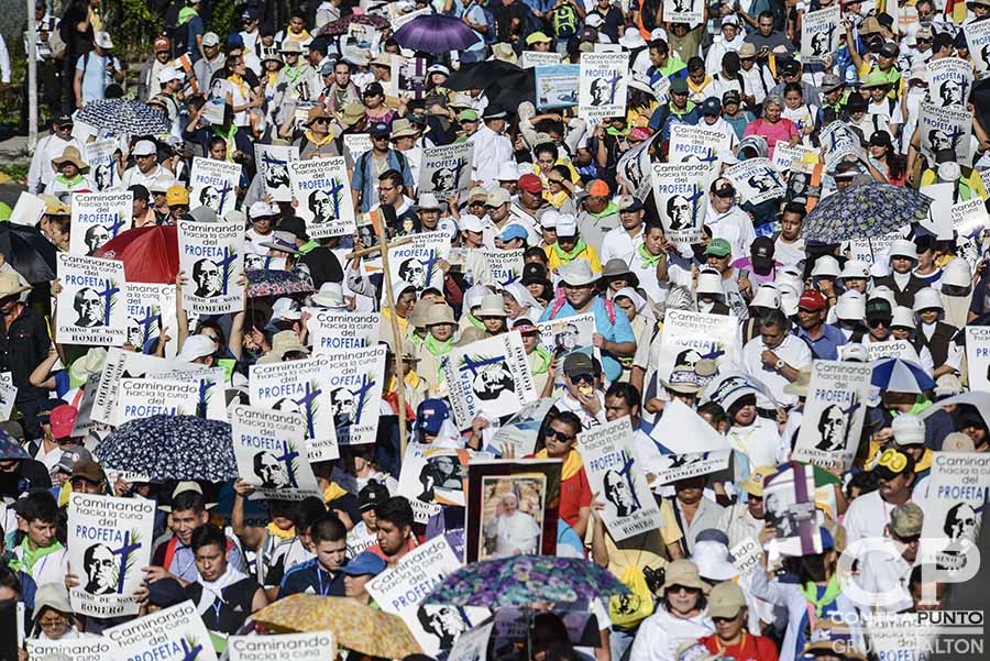 La feligresÃ­a católica  realiza una peregrinación de tres dÃ­as en honor al centenario del natalicio del beato monseñorÓscar Arnulfo Romero, que partió de la cripta del mártir hasta Ciudad Barrios, San Miguel.