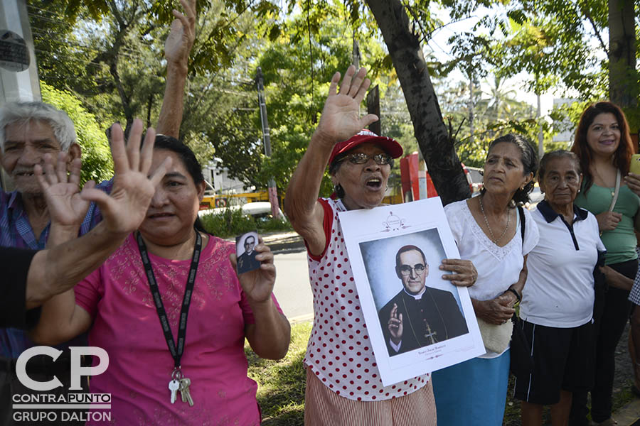 La feligresÃ­a católica  realiza una peregrinación de tres dÃ­as en honor al centenario del natalicio del beato monseñorÓscar Arnulfo Romero, que partió de la cripta del mártir hasta Ciudad Barrios, San Miguel.