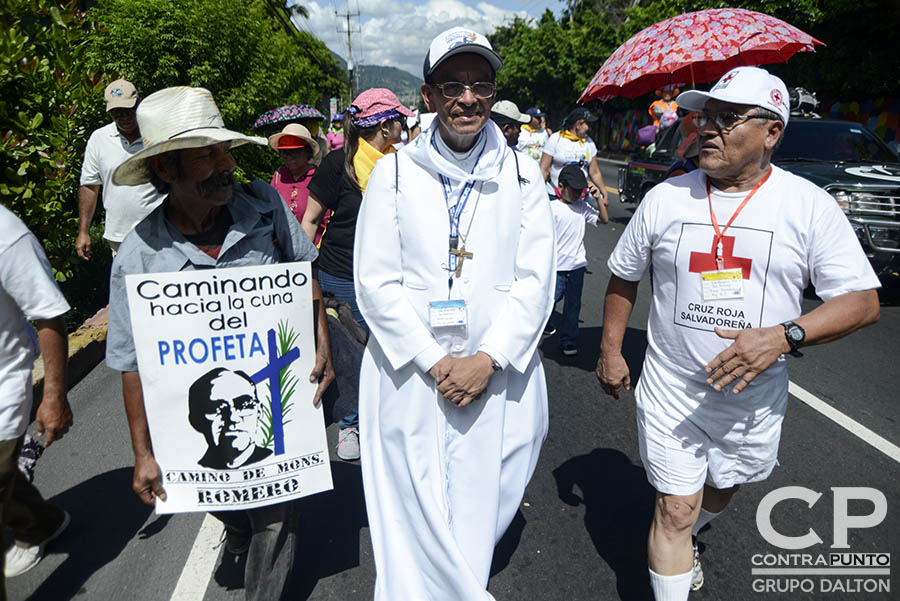 La feligresÃ­a católica  realiza una peregrinación de tres dÃ­as en honor al centenario del natalicio del beato monseñorÓscar Arnulfo Romero, que partió de la cripta del mártir hasta Ciudad Barrios, San Miguel.