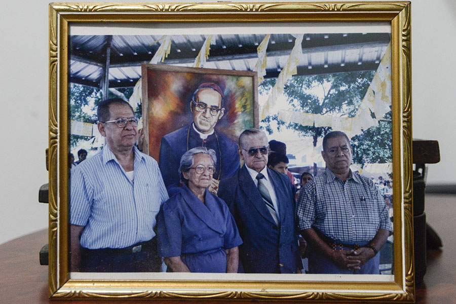 El martirio de monseñorÓscar Romero es conocido a nivel internacional. En la imagen, los hermanos del beato en un homenaje realizado en Bélgica.