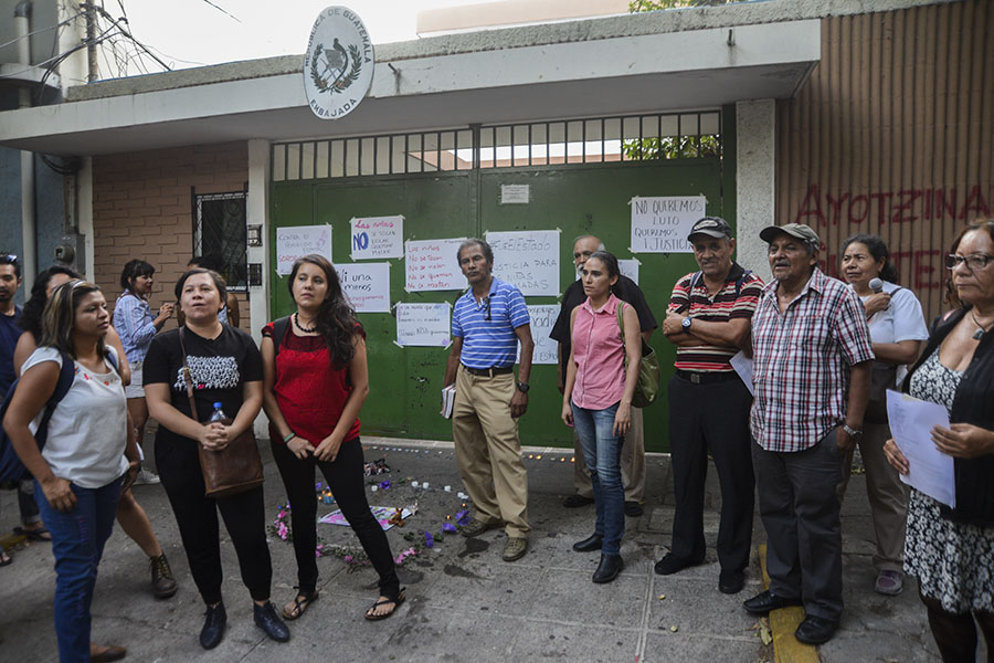 Agrupaciones feministas y ciudadanas se concentraron frente a la embajada de Guatemala en El Salvador para pronunciarse sobre la muerte de al menos 40 niñas y adolescentes en el Hogar Seguro Virgen de la Asunción.