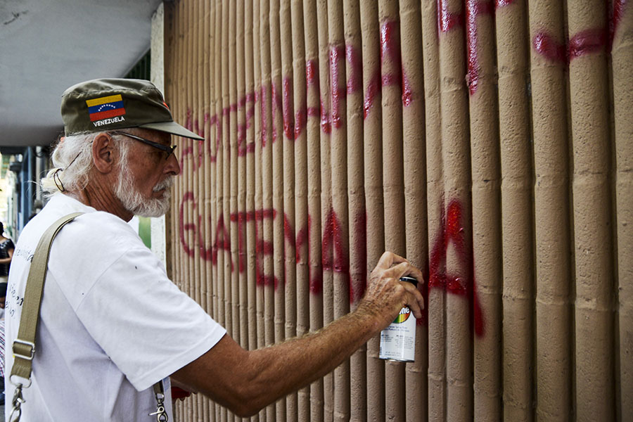 Con la muerte de las menores de edad estalló una serie de protestas a nivel internacional, exigiendo se esclarezca el caso.