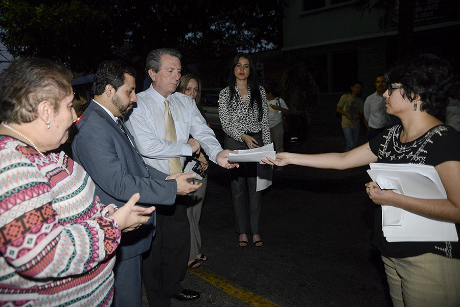 Los protestantes entregaron una carta que contenÃ­a sus valoraciones sobre la tragedia en el Hogar  Seguro Virgen de la Asunción a representantes de la embajada guatemalteca.