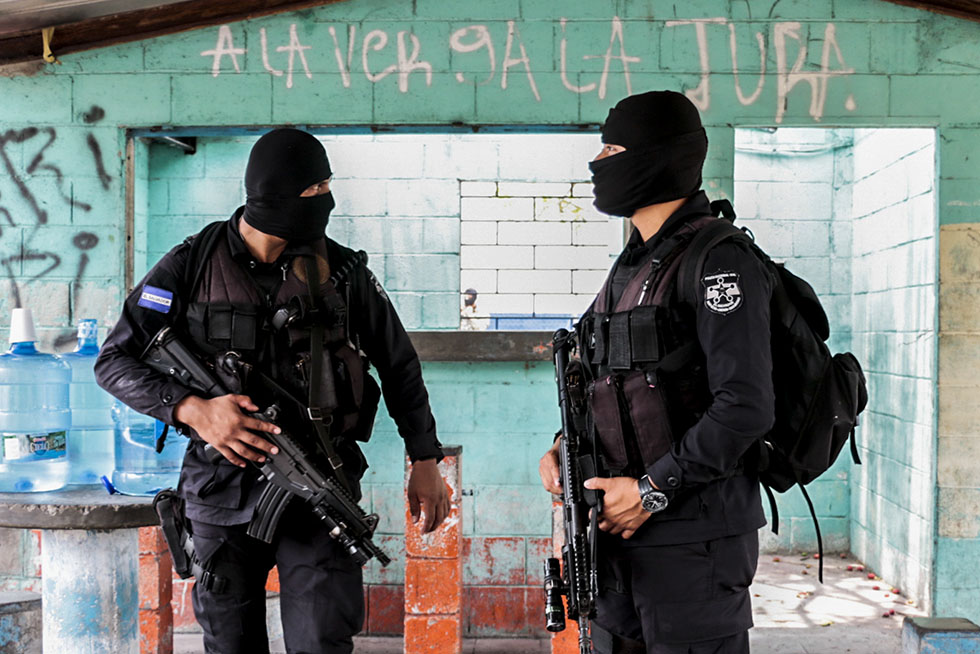 Agentes policiales custodian una casa 