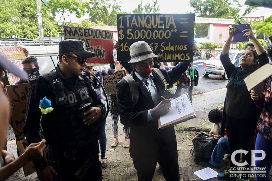 Estudiantes universitarios, artistas urbanos y miembros de la sociedad civil protestaron a las afueras de la Universidad de El Salvador contra el uso de militares para realizar labores de seguridad en San Salvador.