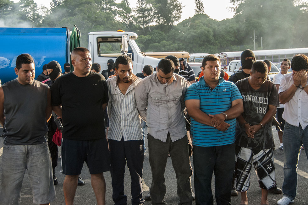 Presentación de miembros de la pandilla Mara Salvatrucha, capturados en un megaoperativo policial denominado 