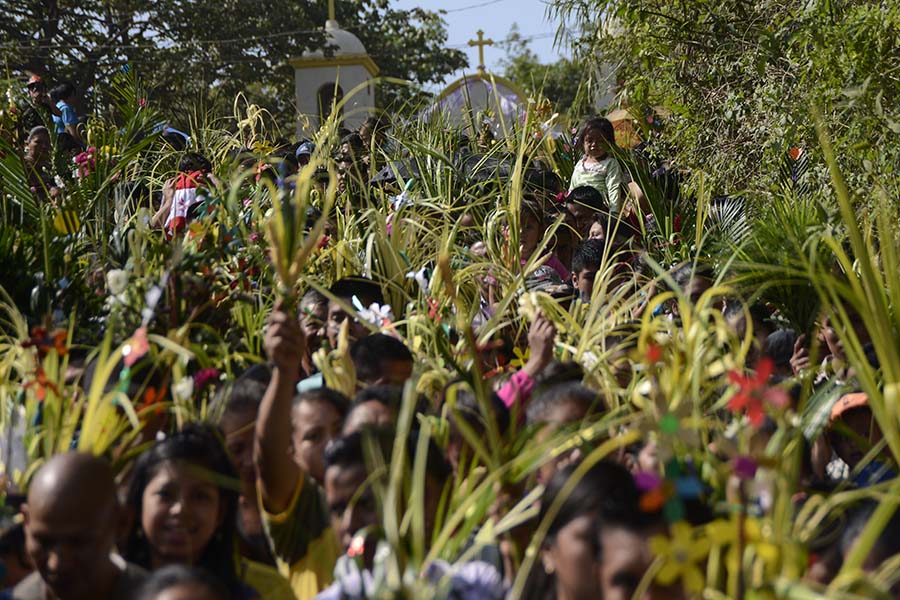 Los habitantes de Nahuizalco, departamento de Sonsonate, conmemoraron el Domingo de Ramos con la tradicional procesión de Las Palmas, dando inicio a las celebraciones de Semana Santa.