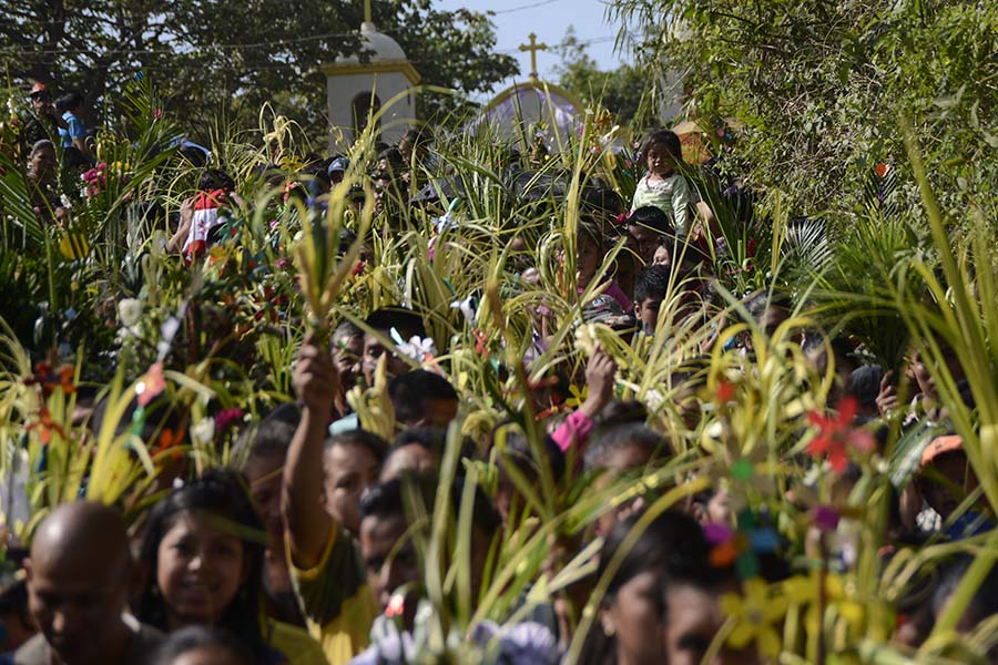 Los habitantes de Nahuizalco, departamento de Sonsonate,  conmemoraron el Domingo de Ramos con la tradicional procesión de Las Palmas, dando inicio  a las celebraciones de Semana Santa.