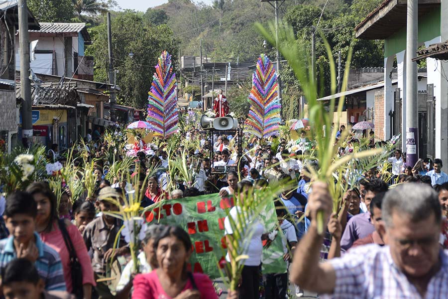 Los habitantes de Nahuizalco, departamento de Sonsonate,  conmemoraron el Domingo de Ramos con la tradicional procesión de Las Palmas, dando inicio  a las celebraciones de Semana Santa.