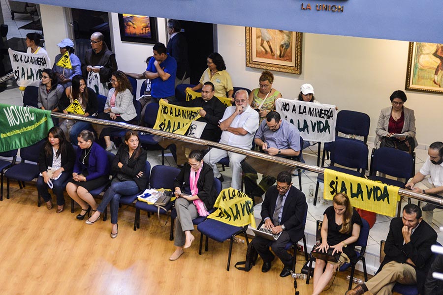 Organizaciones ambientalistas, miembros de la Iglesia Católica llegaron a la Asamblea Legislativa para ser testigos de la aprobación de la Ley de Prohibición de la MinerÃa Metálica.