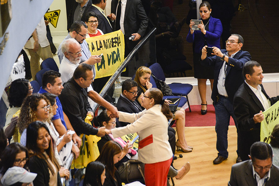 Con 70 votos, la Asamblea Legislativa aprobó los 11 artÃ­culos que prohÃ­ben la extracción, exploración y toda actividad de minerÃ­a metálica en el paÃ­s.