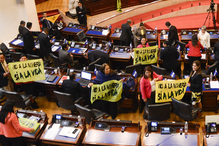 Diputadas de la fracción del FMLN celebran la aprobación de la Ley de Prohibición de la MinerÃa Metálica.