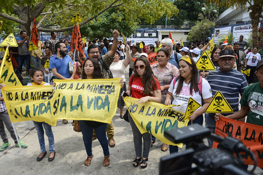 Organizaciones ambientalistas celebran , luego  12 años de peticiones de prohibir la minerÃ­a metálica en el paÃ­s.