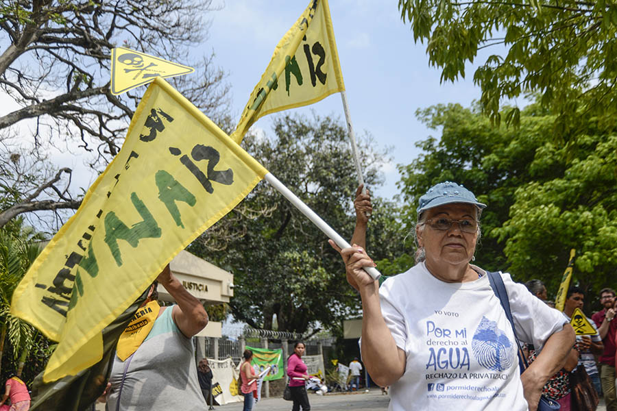 Tras la prohibición de la minerÃa metálica, queda pendiente la aprobación de la Ley General de Aguas, anteproyecto fue presentado a la asamblea en el año 2012 por el gobierno del presidente Mauricio Funes.