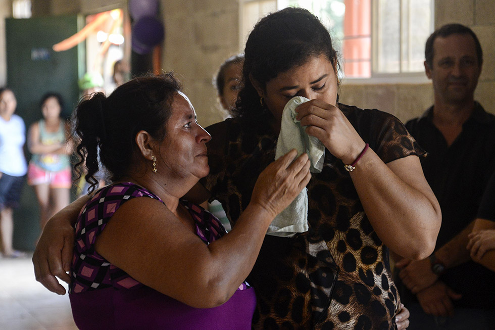 Teodolina Asencio limpia las lágrimas de su hija Ana Luz , luego de ser presentadas tras 29 años de separación, debido al conflicto armado salvadoreño. Foto: Vladimir Chicas