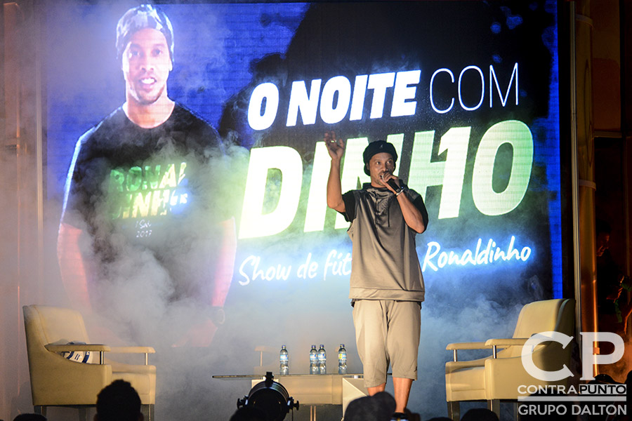 Ronaldinho realizó un show en el Palacio de los Deportes, donde habló sobre su trayectoria.