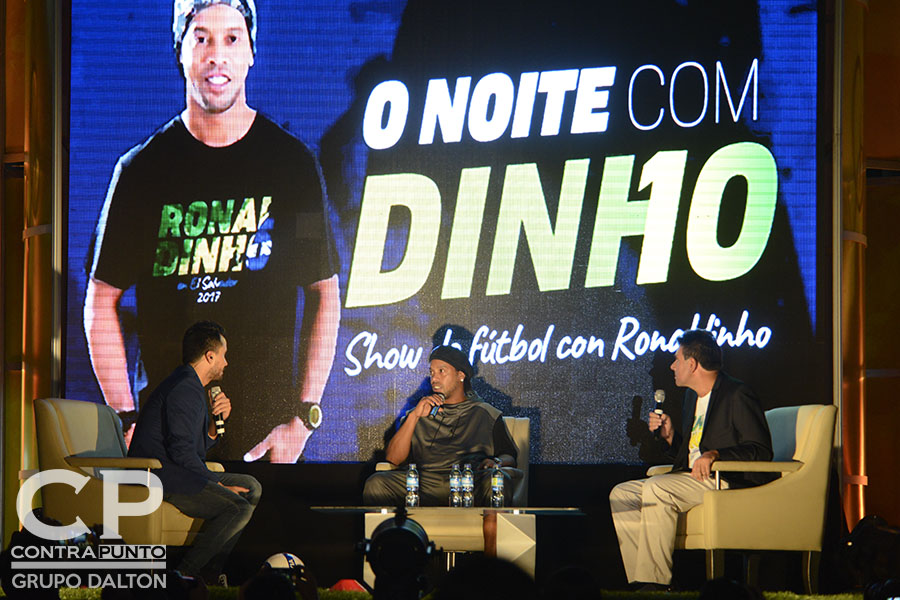 Ronaldinho realizó un show en el Palacio de los Deportes, donde habló sobre su trayectoria.