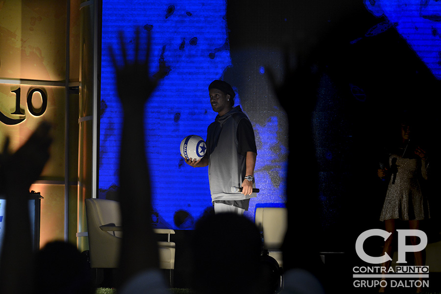 Ronaldinho realizó un show en el Palacio de los Deportes, donde habló sobre su trayectoria.