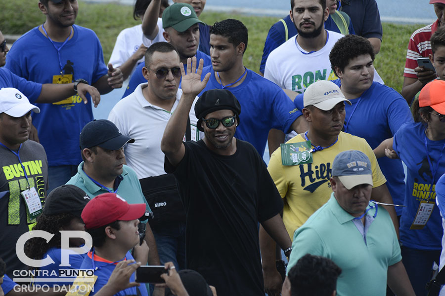 Ronaldinho finalizó su visita a El Salvador, participando en un campamento con 450 niños, como parte del programa de prevención Liga Atlética Policial.