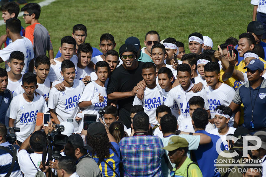 Ronaldinho finalizó su visita a El Salvador, participando en un campamento con 450 niños, como parte del programa de prevención Liga Atlética Policial.
