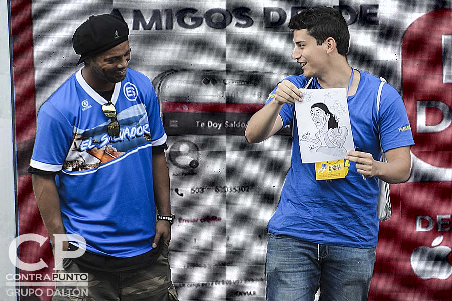 Ronaldinho finalizó su visita a El Salvador, participando en un campamento con 450 niños, como parte del programa de prevención Liga Atlética Policial.