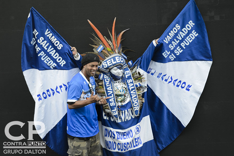 Ronaldinho finalizó su visita a El Salvador, participando en un campamento con 450 niños, como parte del programa de prevención Liga Atlética Policial.