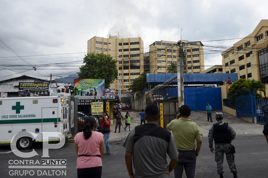 Un incendio en el edificio 3 de las Tres Torres del Ministerio de Hacienda dejó un saldo de al menos dos personas fallecidas y más de una veintena de heridos. La efectividad del trabajo de los cuerpos de socorro evitaron una tragedia mayor.