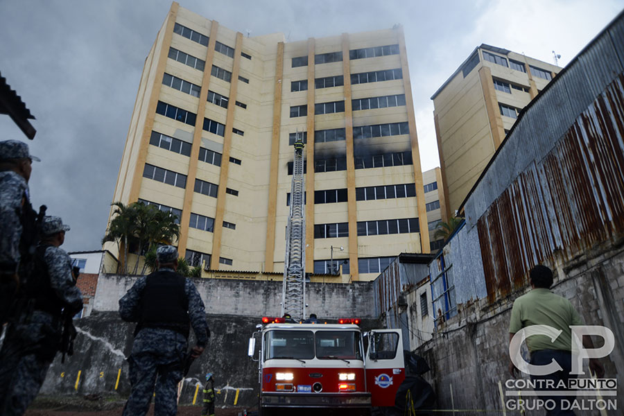 De acuerdo a las informaciones preliminares, el sineestro inició debido a un cortocircuito en un aire acondicionado.