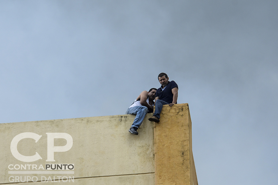 Varias personas quedaron atrapadas en los pisos superiores donde inició el siniestro.