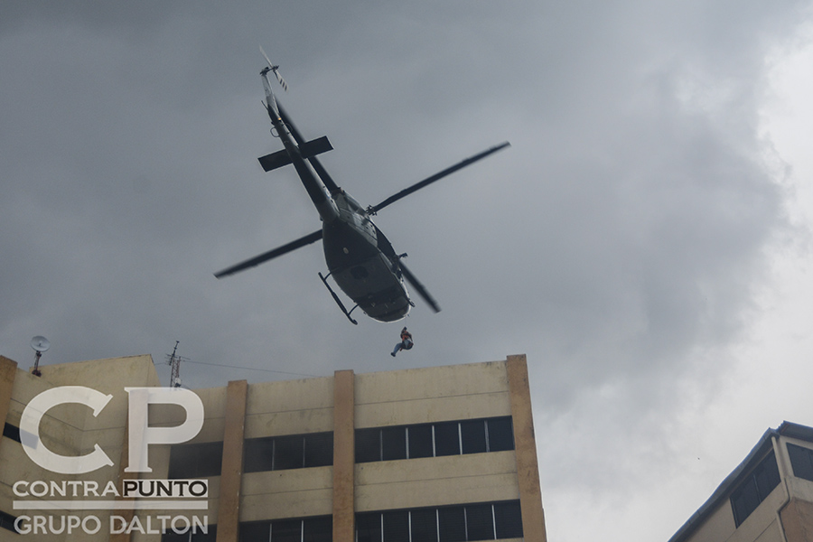 Un helicóptero de la Fuerza Armada realiza el rescate de una de las personas atrapadas en la azotea del edificio 3 del Ministerio de Hacienda.