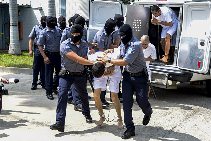 27 pandilleros de la Mara Salvatrucha (MS), acusados de ser los asesinos intelectuales y materiales de policÃas y militares en el 2016, fueron trasladados al penal de máxima seguridad, en Zacatecoluca, La Paz. Foto: Vladimir Chicas