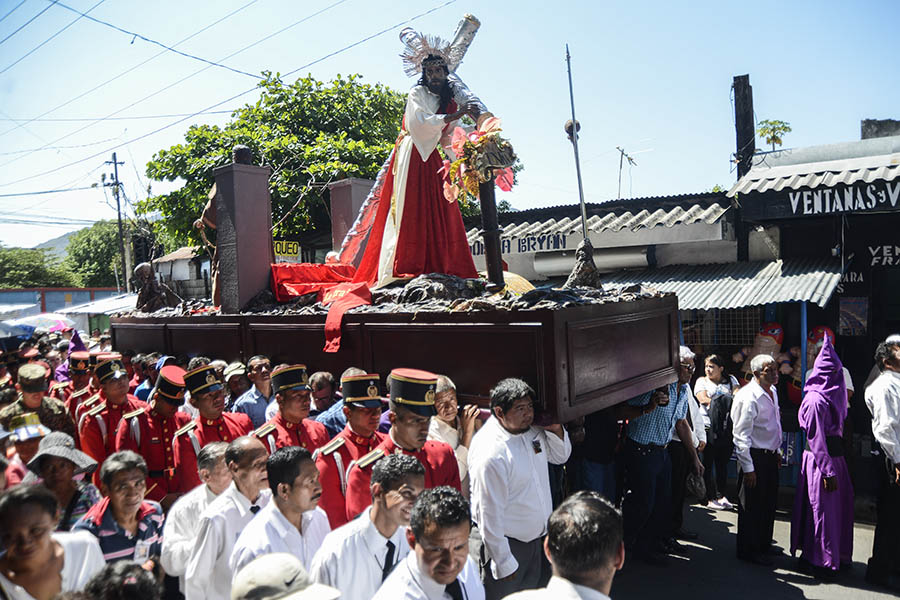 Católicos salvadoreños conmemoraron la pasión de Cristo con el tradicional VÃ­a Crucis de  Viernes Santo, en una procesión que recorrió la Calle de la Amargura hasta la iglesia El Calvario.