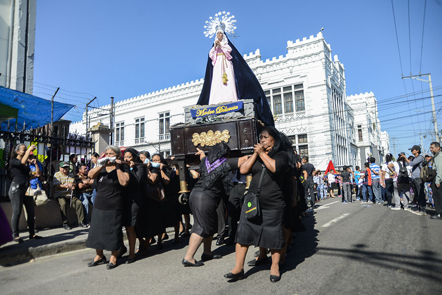 Católicos salvadoreños conmemoraron la pasión de Cristo con el tradicional VÃa Crucis de Viernes Santo, en una procesión que recorrió la Calle de la Amargura hasta la iglesia El Calvario.