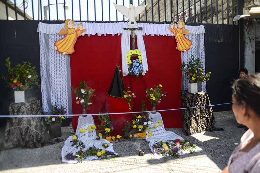 El VÃa Crucis del centro de San Salvador recorre la 6a. calle Oriente- Poniente, mejor conocida como Calle de La Amargura, hasta llegar a la iglesia El Calvario.
