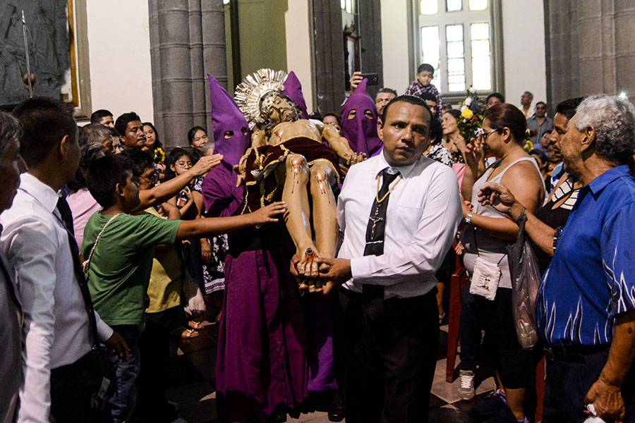 Al interior de la iglesia El Calvario se realizó el acto de crucifixión de Jesús por parte de la Asociación VÃa Crucis.