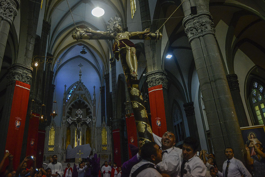 Al interior de la iglesia El Calvario se realizó el acto de crucifixión de Jesús por parte de la Asociación VÃa Crucis.
