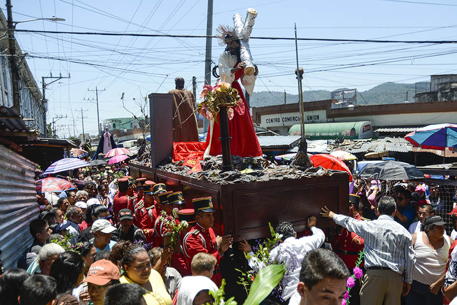 El VÃ­a Crucis del centro de San Salvador recorre la 6a. calle Oriente- Poniente, mejor conocida como Calle de La Amargura, hasta llegar a la iglesia El Calvario.