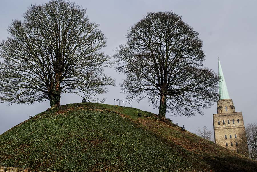 MontÃ­culo de los alrededores del Castillo de Oxford, Inglaterra, que fue construido por el barón normando Robert Dâ€™Oyly, en 1066.  Actualmente  se administra un hotel que transformó las antiguas celdas en lujosas habitaciones. Foto: Nicole Chicas